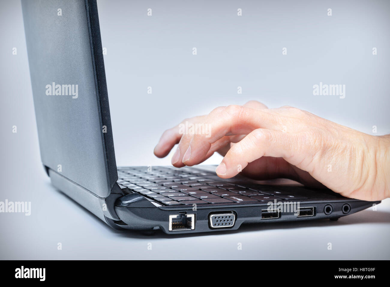 Eingabe über Tastatur Laptop mit textfreiraum Hände. Stockfoto