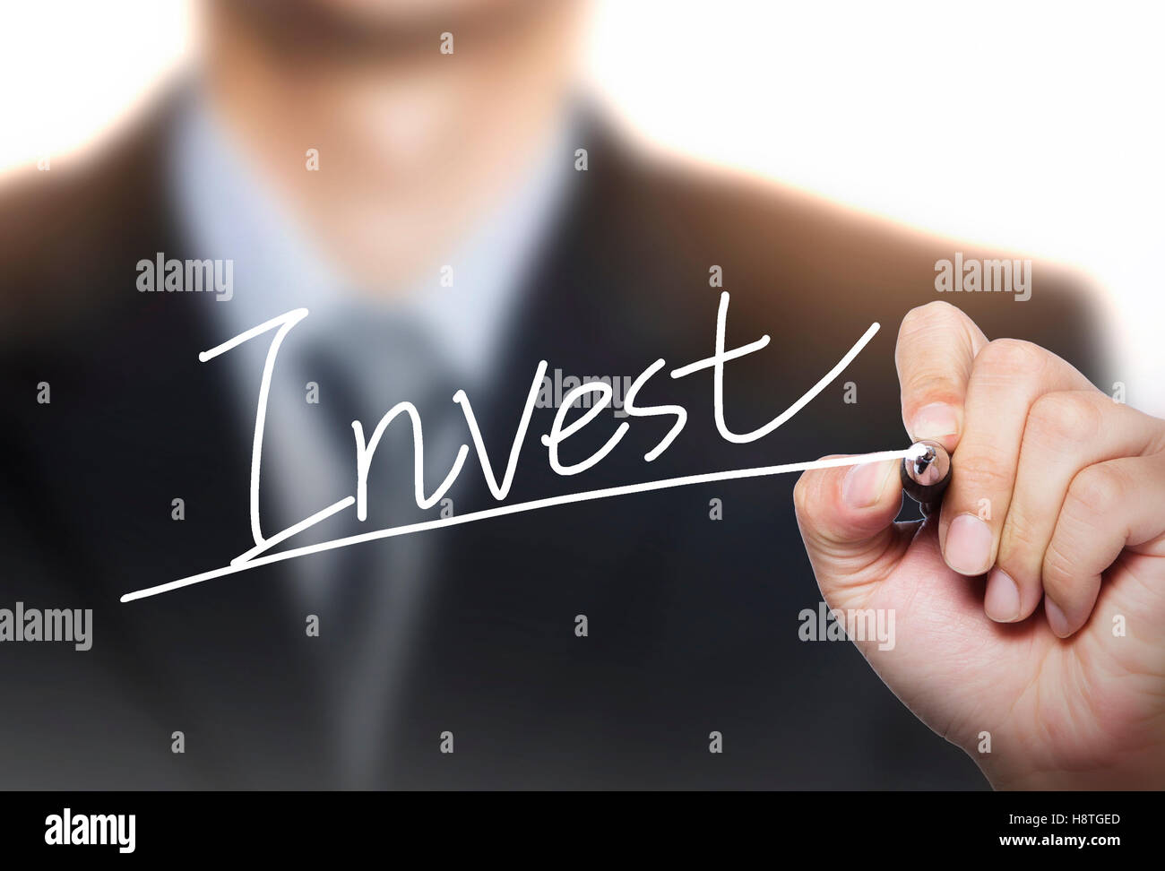 von hand geschriebene investieren, hand auf transparente Board schreiben, Foto Stockfoto