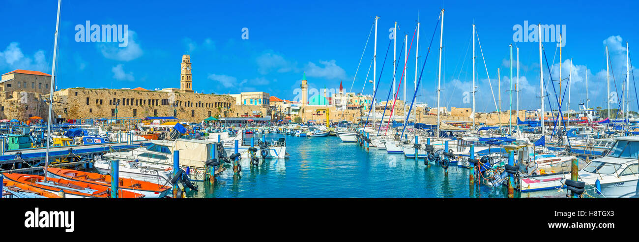 Der malerische Yachthafen von Akko, mit weißen Segelyachten und Sinan Basha Meer Moschee im Hintergrund Stockfoto