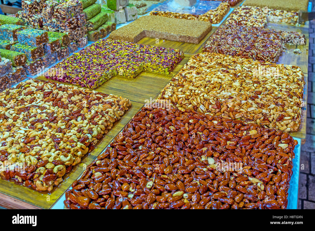 Die süßen und leckeren Gozinaki Desset, Mandeln, Cashew, Erdnüsse oder Pistazien in Honig, türkischen Basar in Akko, Israel gemacht. Stockfoto