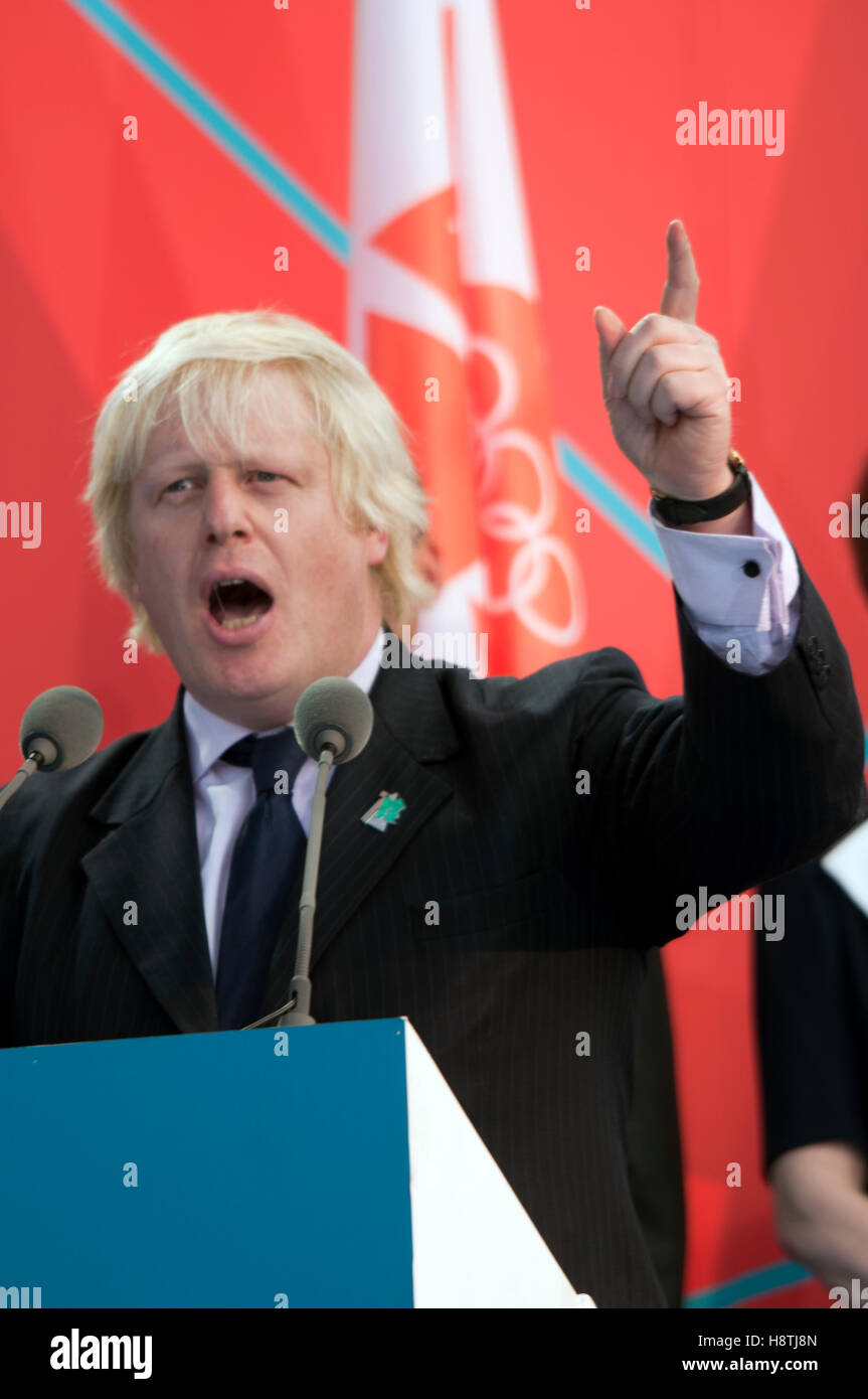 Boris Johnson bei der Zeremonie ein Jahr zu gehen für die Olympischen Spiele auf dem Trafalgar Square, London am 27. Juli 2011 Stockfoto