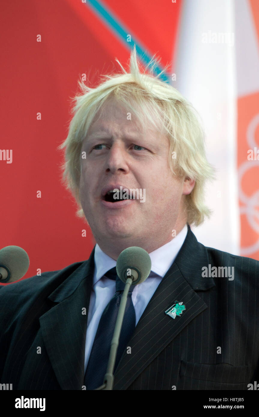 Boris Johnson bei der Zeremonie ein Jahr zu gehen für die Olympischen Spiele auf dem Trafalgar Square, London am 27. Juli 2011 Stockfoto
