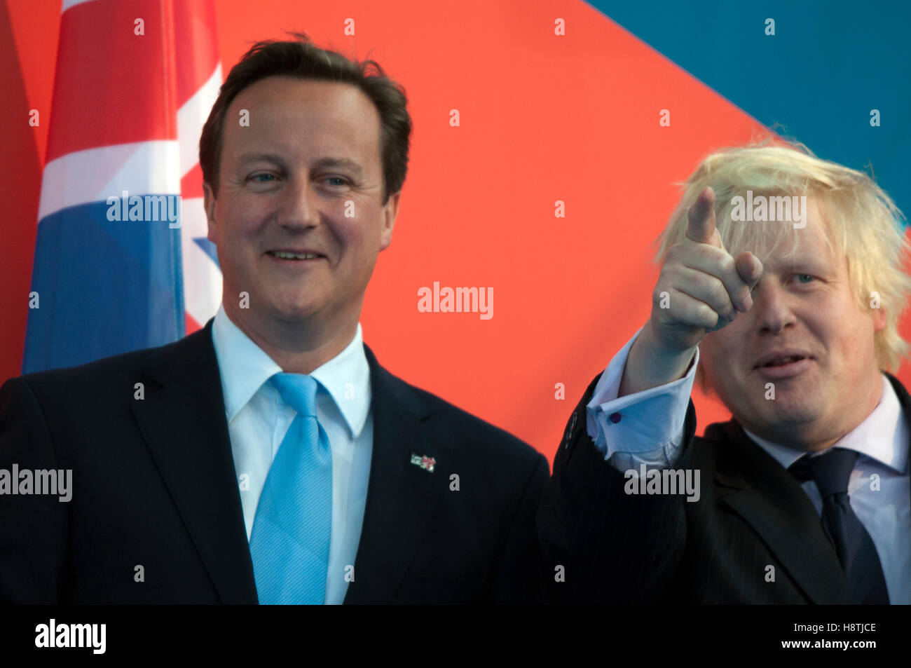 David Cameron und Boris Johnson, bei der ein Jahr gehen Zeremonie für die Olympischen Spiele am Trafalgar Square, London, am 27. Juli 2011 Stockfoto