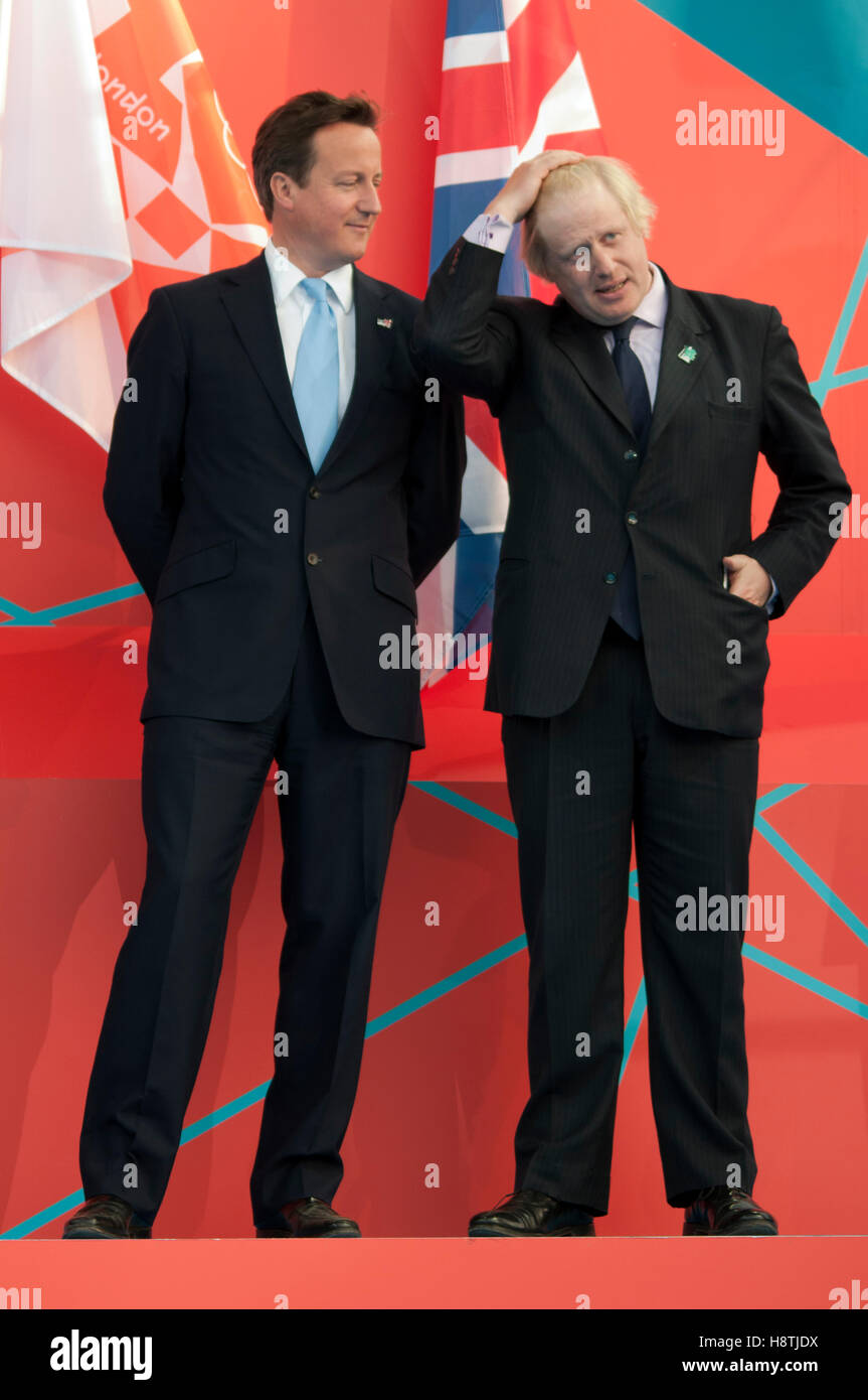 David Cameron und Boris Johnson, bei der ein Jahr gehen Zeremonie für die Olympischen Spiele am Trafalgar Square, London, am 27. Juli 2011 Stockfoto