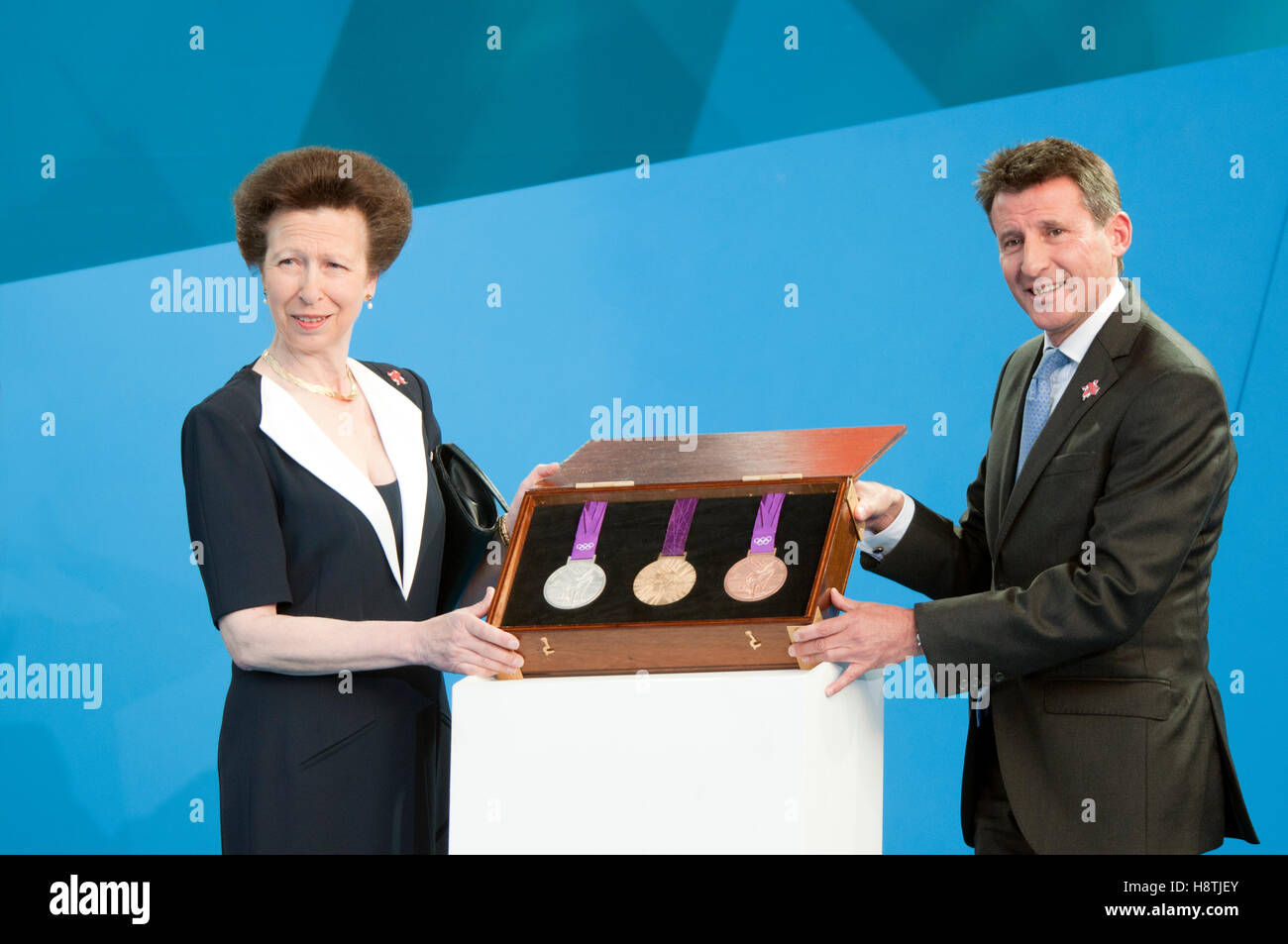 Princess Ann und Sebastian Coe anzeigen neuen Medaillen bei der Zeremonie ein Jahr zu gehen für die Olympischen Spiele am 27. Juli 2011 Stockfoto