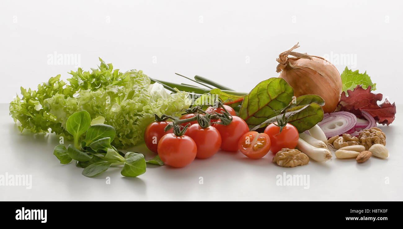 Gruppe von Gemüse vor weißem Hintergrund Stockfoto