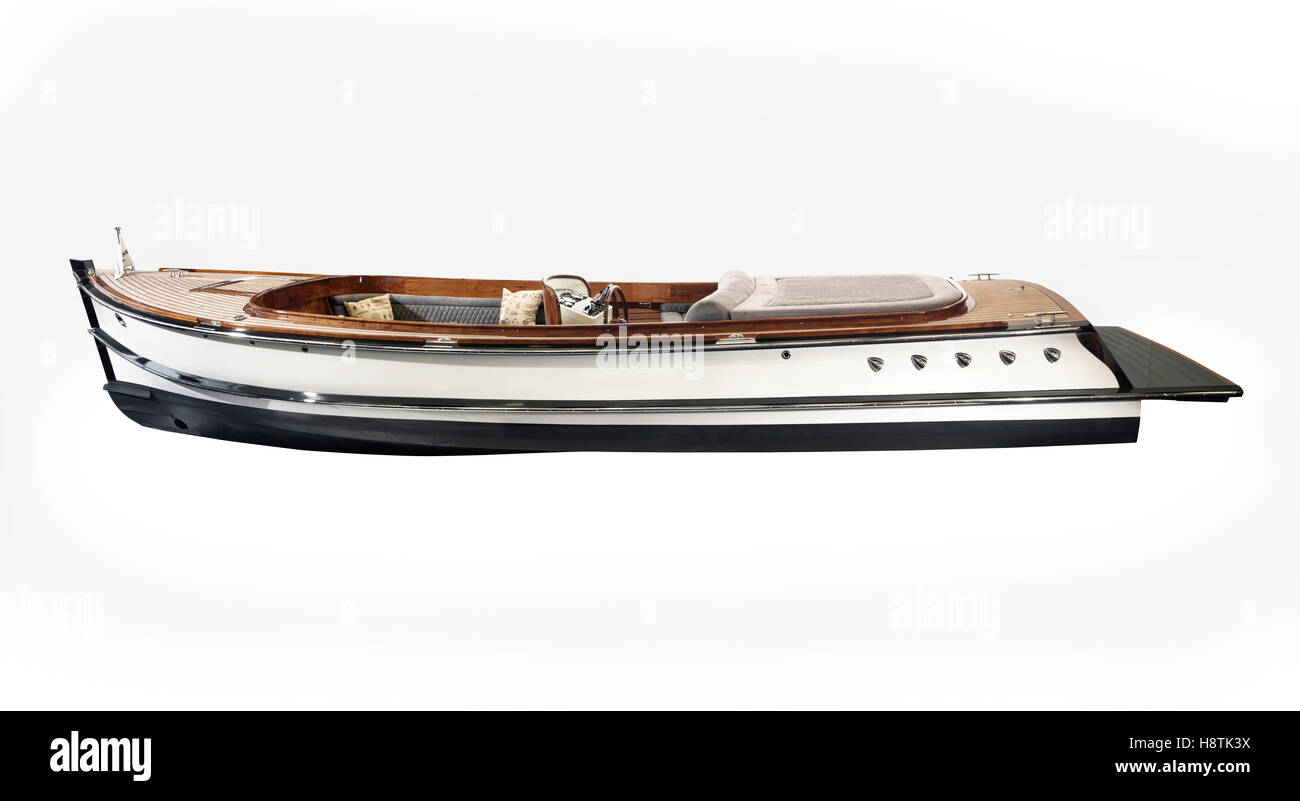 Oldtimer Holzboot mit Lenkrad und Armaturenbrett isoliert auf weißem Hintergrund Stockfoto