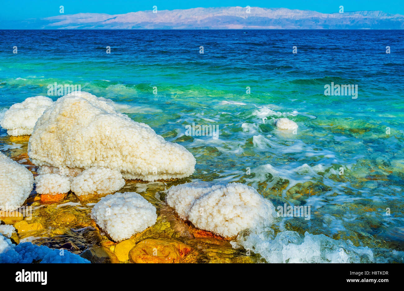 Das Tote Meer ist einer der beliebtesten Orte in Israel, es ist berühmt für die Kurorte, balneologische Qualitäten und unusua Stockfoto