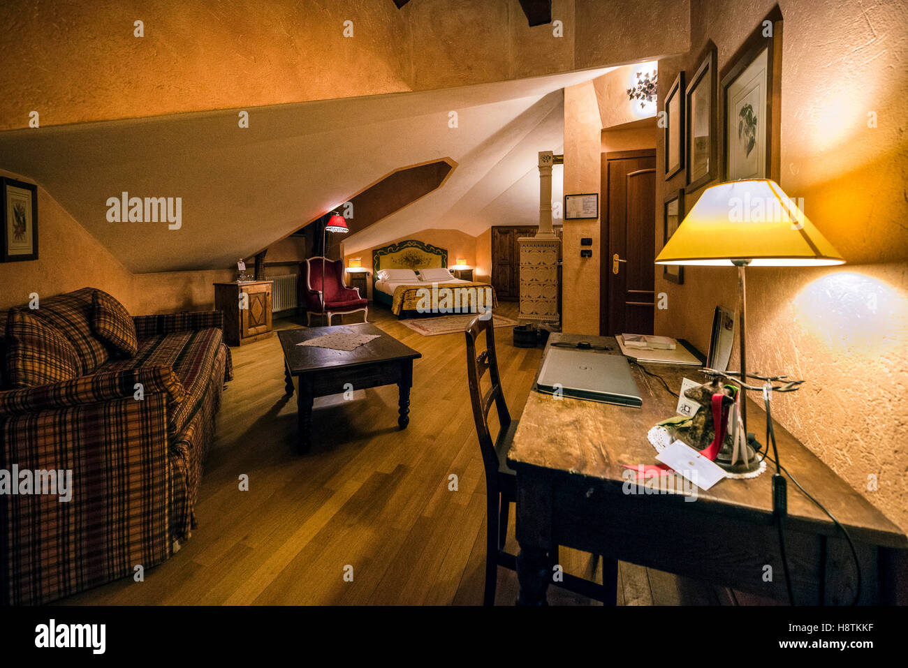 Interno di Una Suite del Romantik Hotel Villa Novecento ein Courmayeur. | Innenraum einer Suite von Romantik Hotel Villa Novecento, Courmayeur. Stockfoto