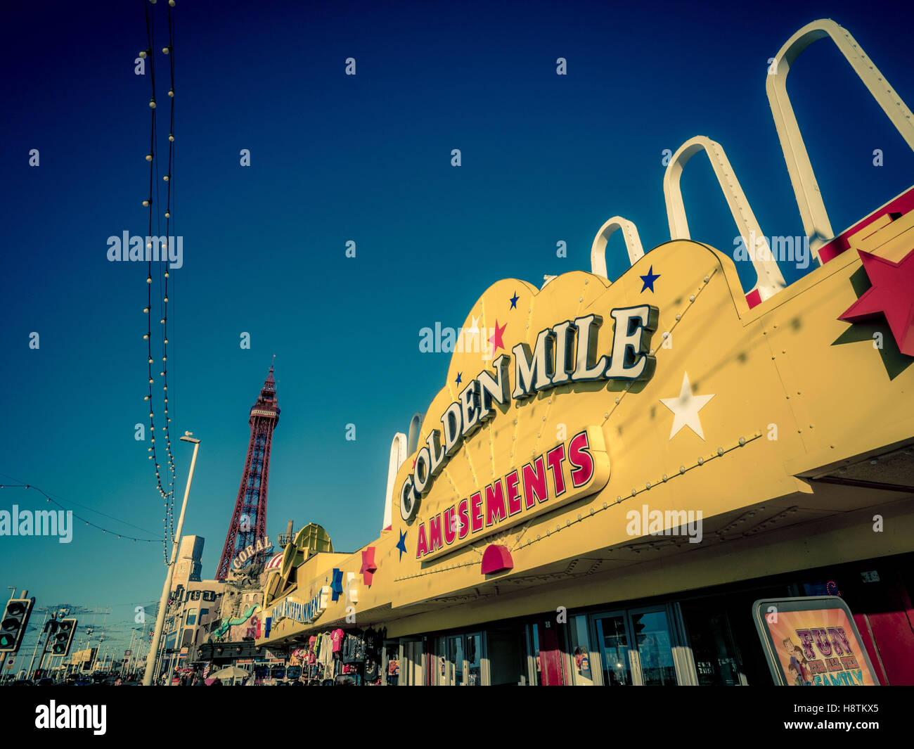 Goldene Meile-Spielhalle Zeichen an Strandpromenade, Blackpool, Lancashire, UK. Stockfoto