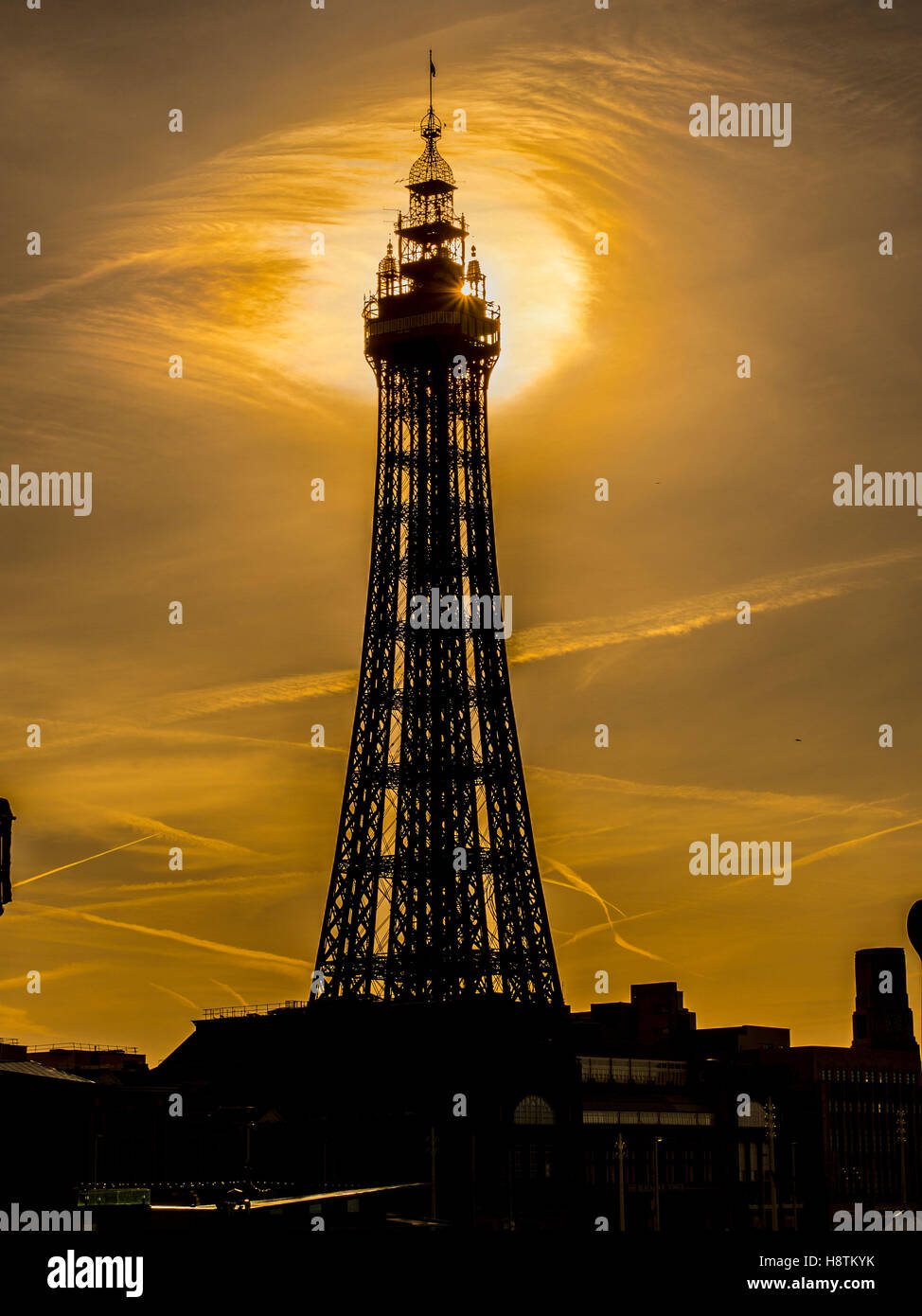 Blackpool Tower Silhouette gegen Morgensonne, Blackpool, Lancashire, UK. Stockfoto