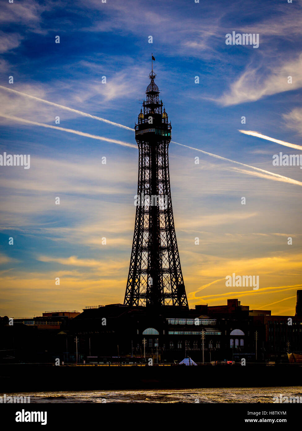 Blackpool Tower Silhouette gegen Morgensonne, Blackpool, Lancashire, UK. Stockfoto