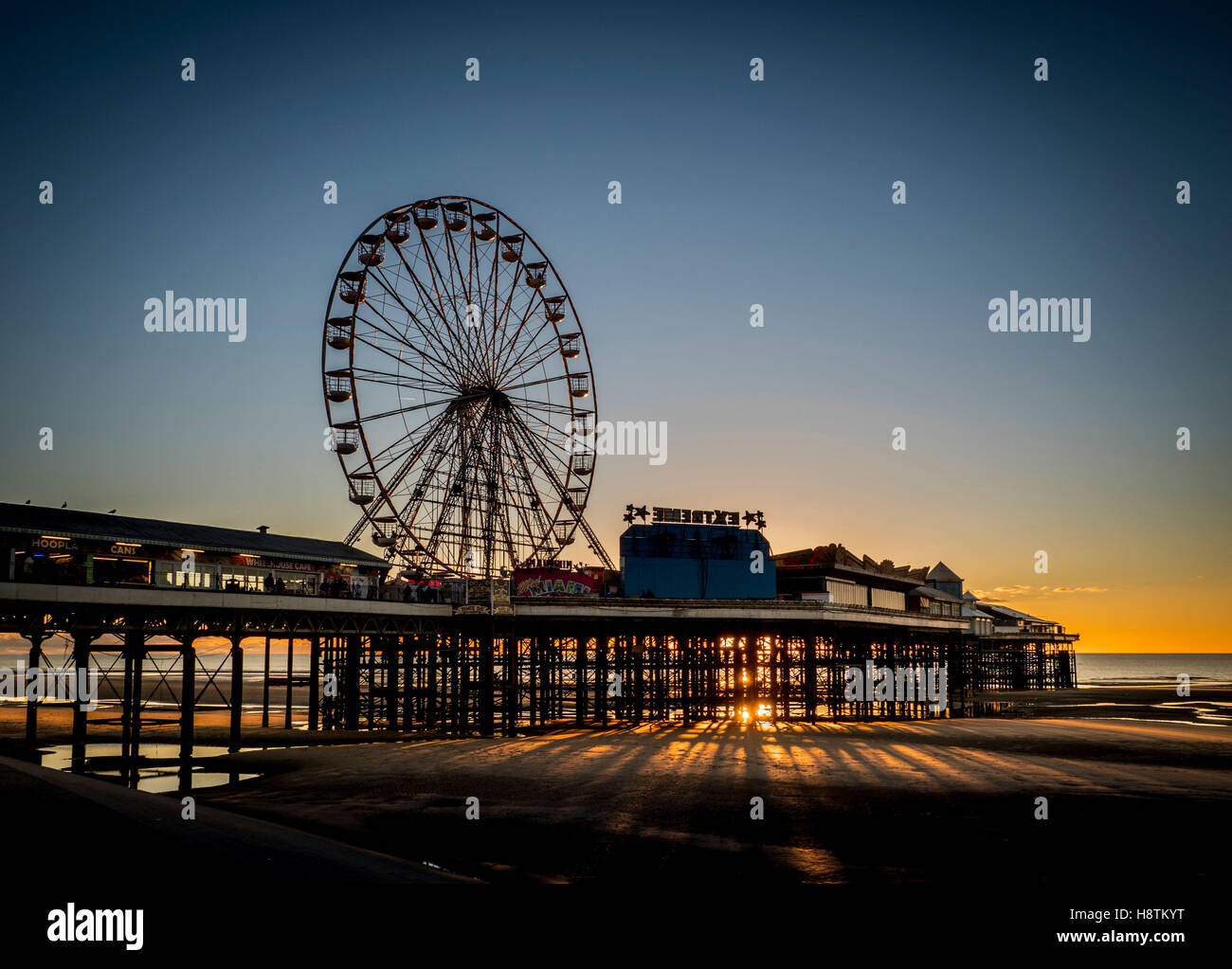 Central Pier und Strand bei Sonnenuntergang, Blackpool, Lancashire, UK. Stockfoto