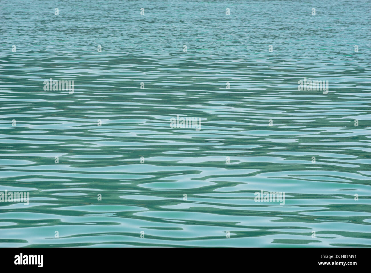 Welligkeit auf dem türkisblauen Seewasser, natürlichen Hintergrund Stockfoto