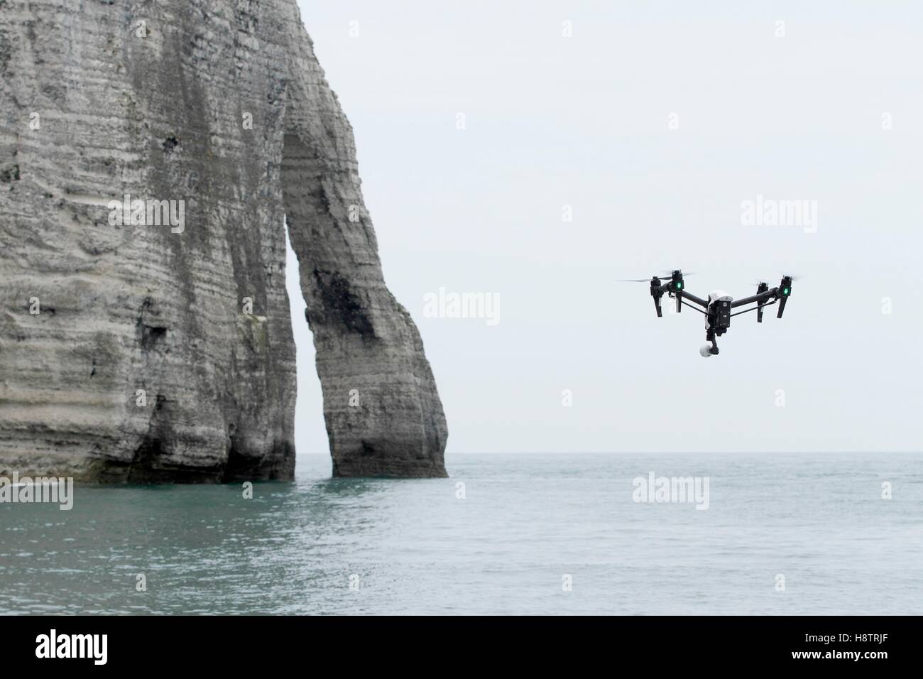 Drohne fliegen in der Nähe der Klippen von Etretat, Normandie, Frankreich  Stockfotografie - Alamy