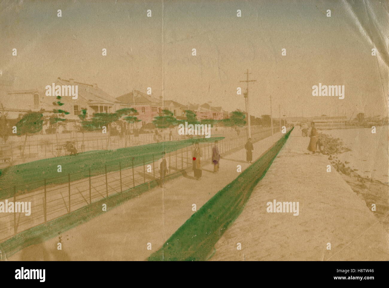 AJAXNETPHOTO. 1900-1905 (CA.). KOBE, JAPAN. -HAFENPROMENADE IN EINER ANFANG DES 20. JAHRHUNDERTS HAND FARBIGEN SCHWARZ-WEIß EIWEISS DRUCKEN FOTOGRAF: UNBEKANNT © DIGITAL COPYRIGHT AJAX VINTAGE BILD BIBLIOTHEK BILDQUELLE ABGEBILDET: AJAX VINTAGE BILDBIBLIOTHEK SAMMLUNG REF: 161408 36 Stockfoto