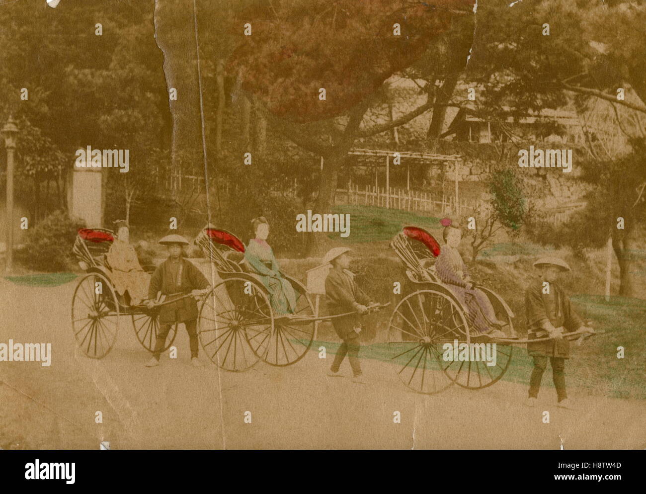 AJAXNETPHOTO. 1900-1905 (CA.). NAGASAKI, JAPAN. -LADIES IM TRADITIONELLEN KLEID IN RIKSCHAS IN ÖFFENTLICHEN GÄRTEN IN EINER ANFANG DES 20. JAHRHUNDERTS HAND FARBIGEN SCHWARZ-WEIß EIWEISS DRUCKEN FOTOGRAF: UNBEKANNT © DIGITAL COPYRIGHT AJAX VINTAGE BILD BIBLIOTHEK BILDQUELLE ABGEBILDET: AJAX VINTAGE BILDBIBLIOTHEK SAMMLUNG REF: 161408 35 Stockfoto