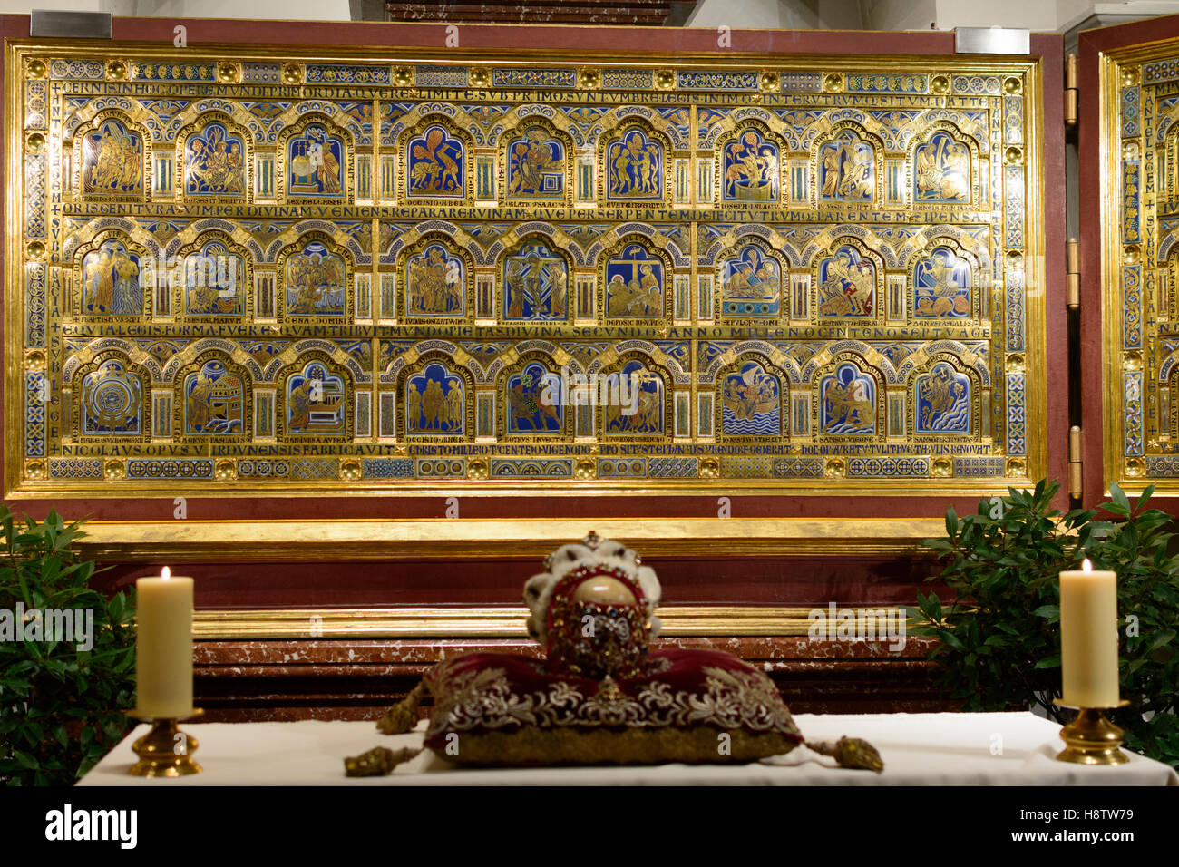 Klosterneuburg: Stift Klosterneuburg: Verdun Altar, Schädel Reliquie des heiligen Leopold und Erzherzog Hut am Tisch während Leopol Stockfoto