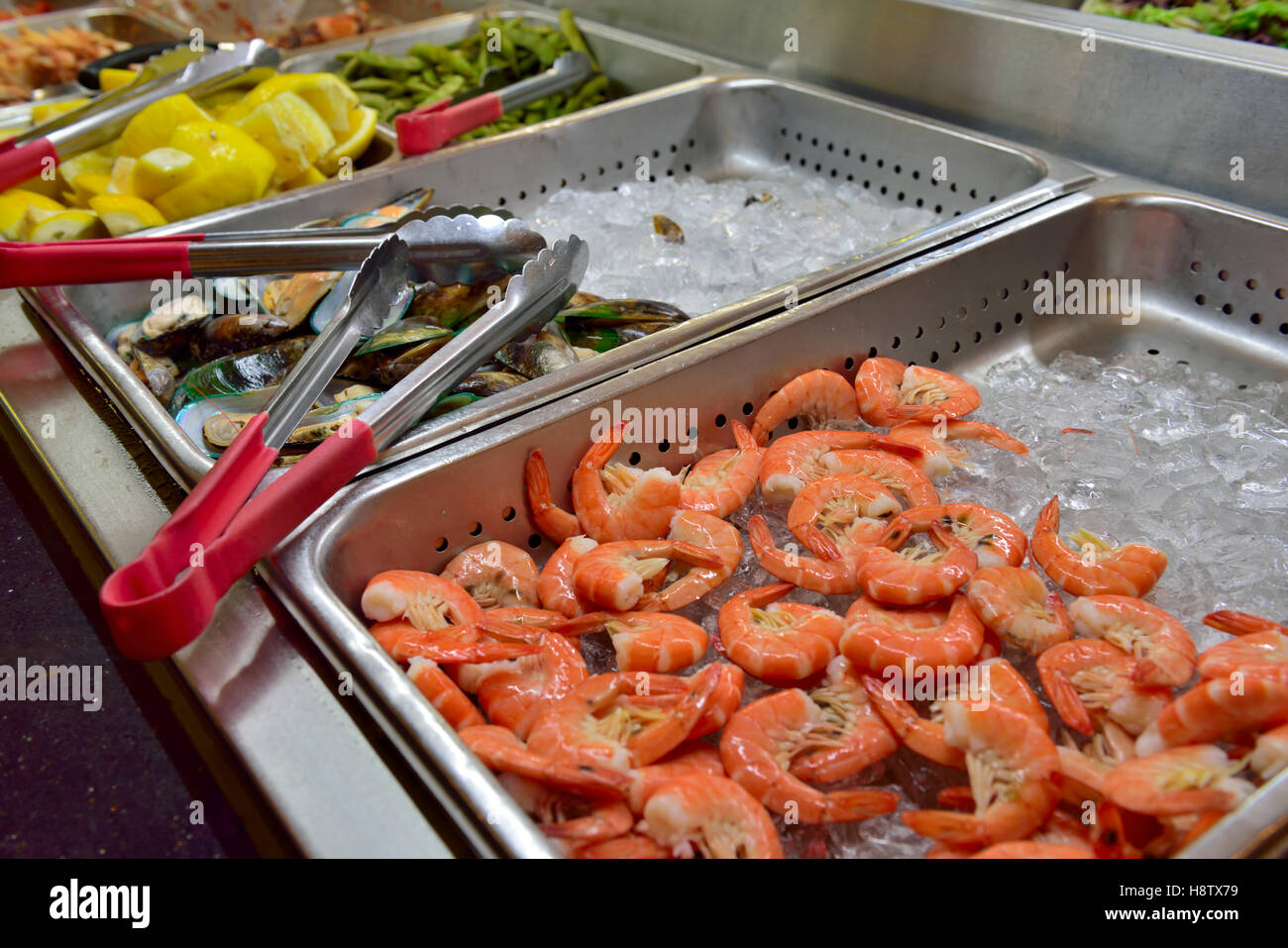 Garnelen Sie auf Eis in "all you can eat" restaurant Stockfoto