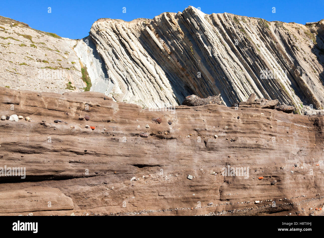 Tunelboca zementiert Strand von Biskaya, Spanien. Beispiel für das Anthropozän Ära Alter, mit einer 7 m Schicht aus industriellen Sedimentablagerungen Stockfoto