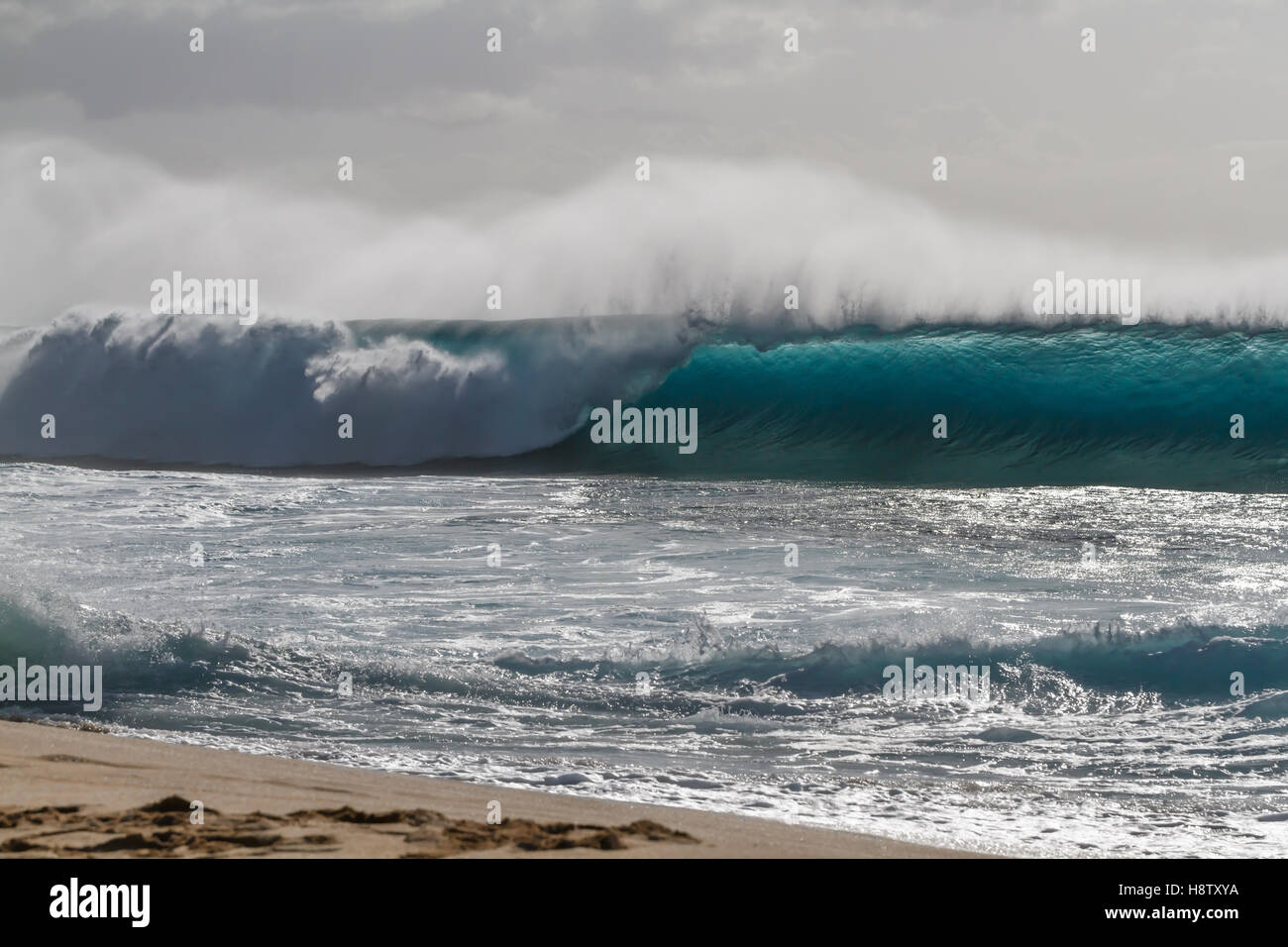 Hinterleuchtete Ozeanwellen brechen sich am North Shore von Oahu bei Banzai Pipeline aka Ehukai Beach Park von Hale'iwa Hi Stockfoto