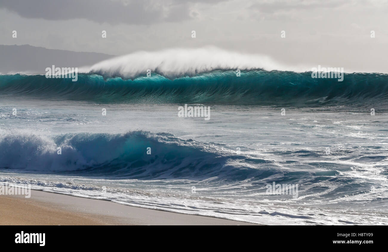 Hinterleuchtete Ozeanwellen brechen sich am North Shore von Oahu bei Banzai Pipeline aka Ehukai Beach Park von Hale'iwa Hi Stockfoto