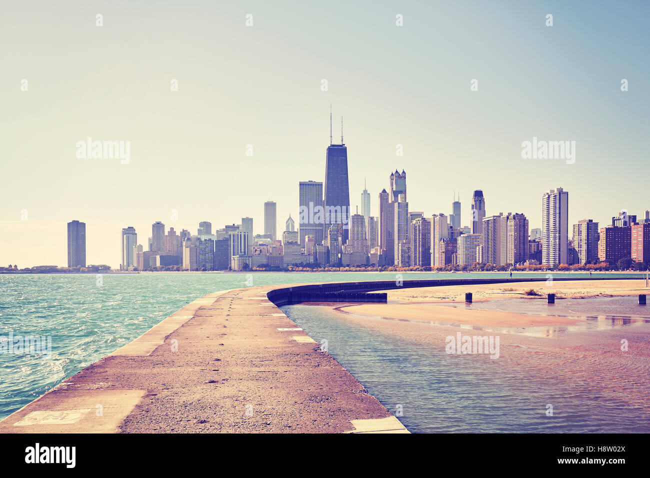 Vintage getönten Foto von Chicago Skyline der Stadt vom Pier am Lake Michigan, USA zu sehen. Stockfoto