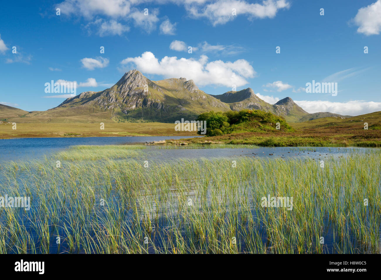 Ben Loyal und Lochan Hakel, in der Nähe von Zunge, Sutherland, Highland, Schottland, Vereinigtes Königreich Stockfoto