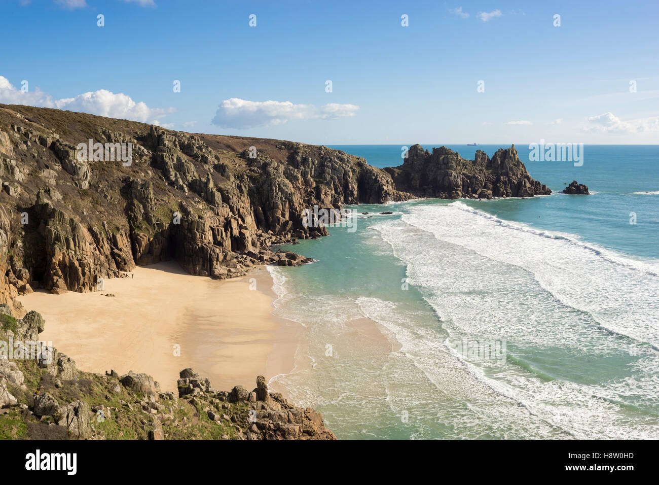 Porthcurno Strand und Logan Rock Landzunge, Cornwall, England Stockfoto