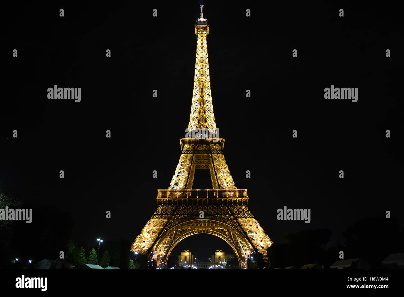 Eiffelturm, Paris, Frankreich, Europa - in der Nacht beleuchtet. Stockfoto
