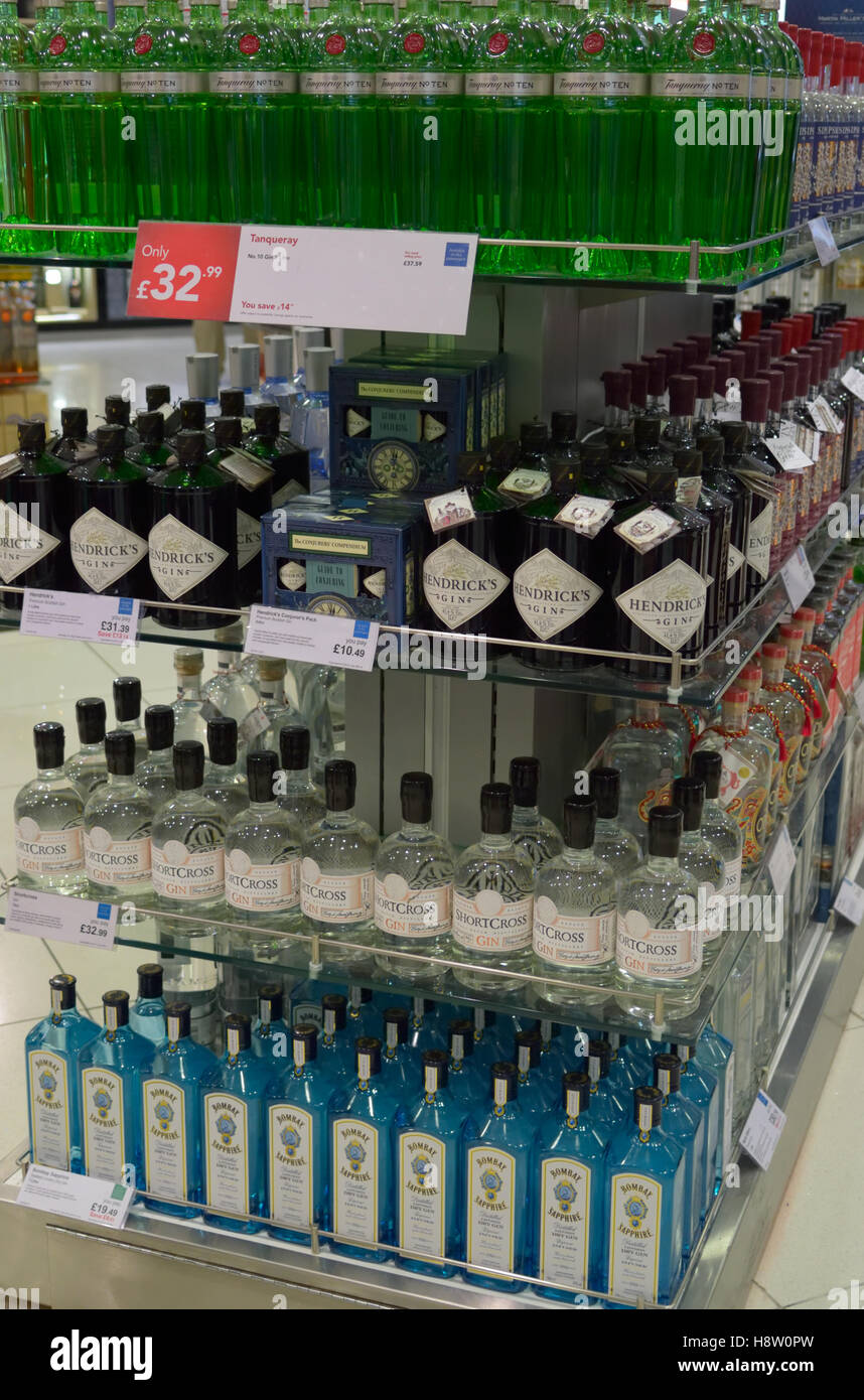Gin Flaschen im Duty Free Store, London-Heathrow-GB Stockfoto