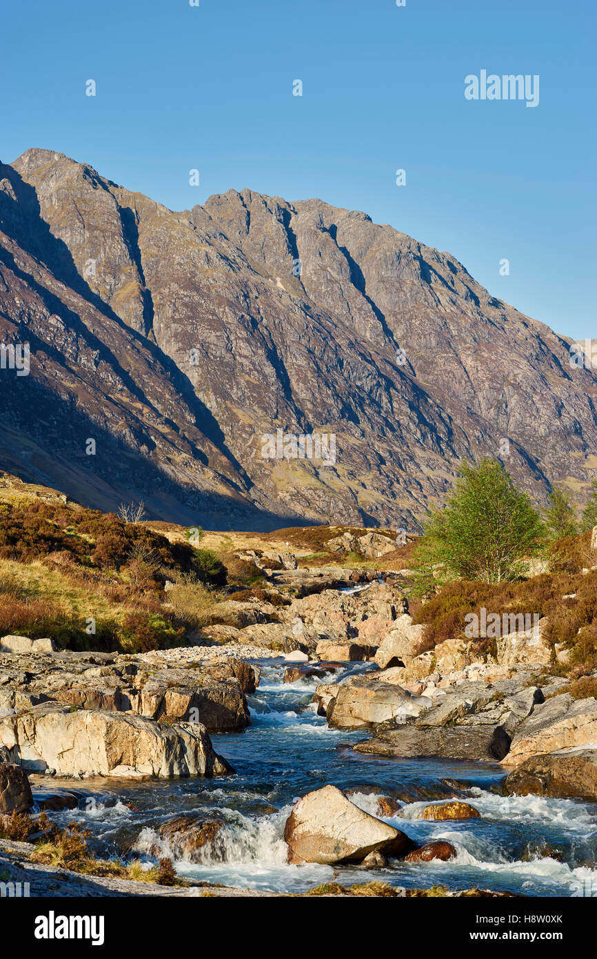 Der Fluss Coe in Glen Coe, Schottland. Stockfoto