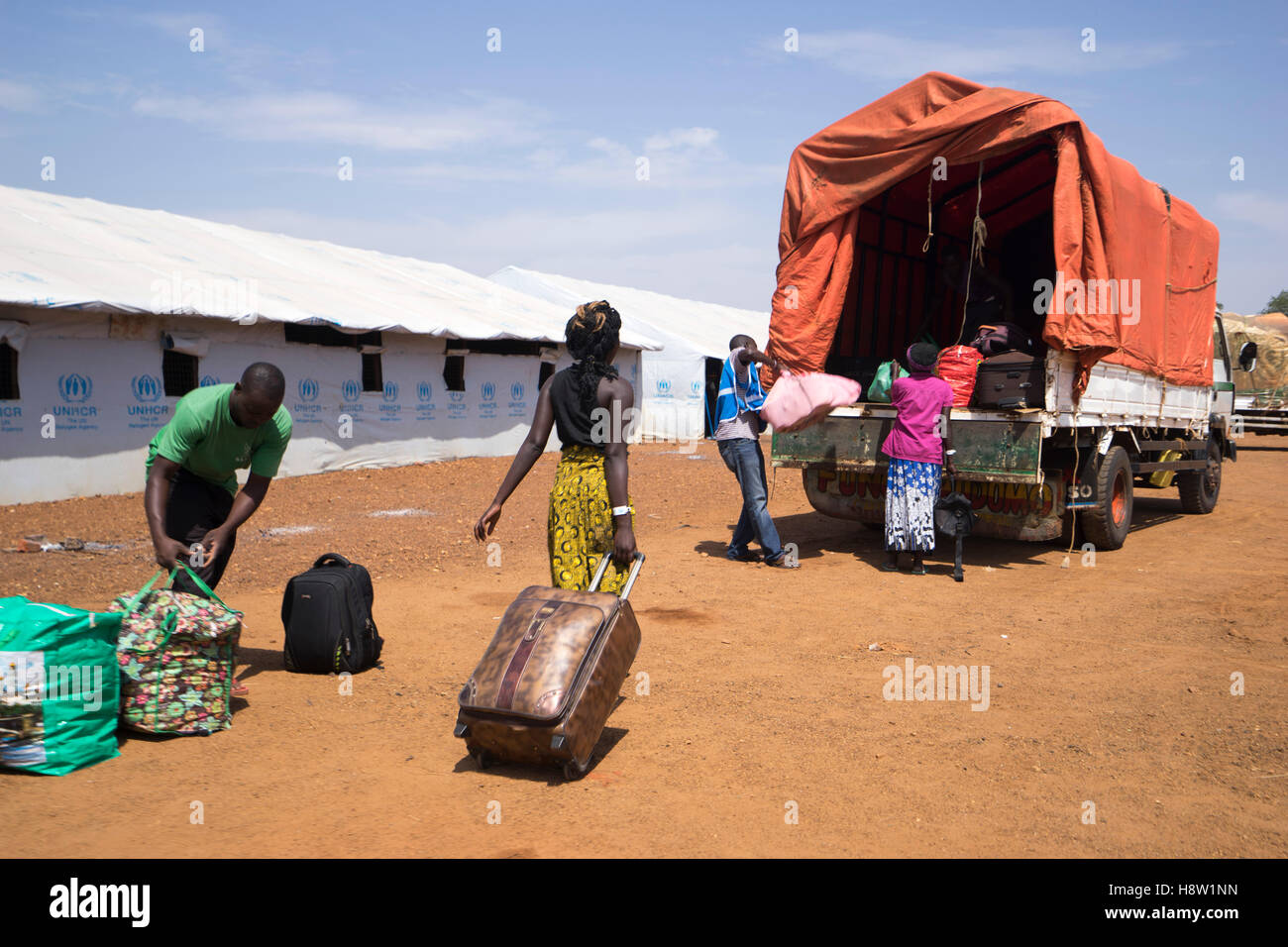 Auf dem Süd-Sudan - Uganda Boarder. Gepäck von Süd-Sudan-Flüchtlinge geladen auf einem UNHCR-LKW, Überschrift in ein Flüchtlingslager. Stockfoto