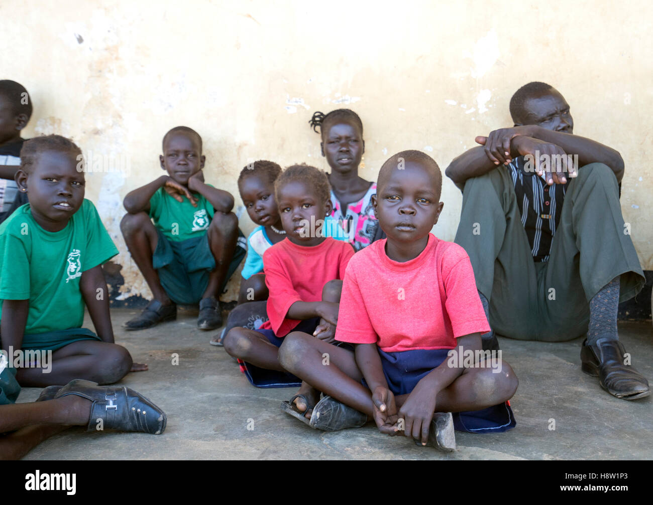 Süd-Sudan - Uganda Grenze Post. Kinder aus dem Südsudan wartet auf Status als Flüchtlinge erhalten. November 2016 Stockfoto