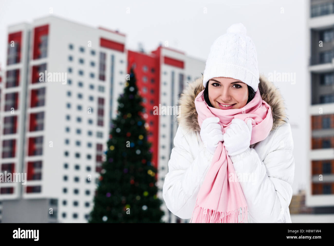 Schöne junge Frau in der Nähe von Weihnachtsbaum Stockfoto