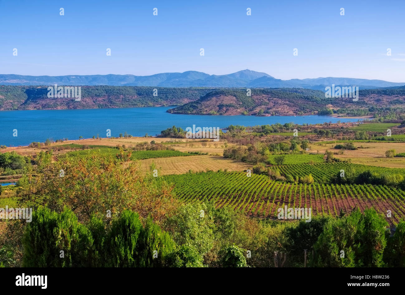 Lac du Salagou in Frankreich - Lac du Salagou in Frankreich, Languedoc-Roussillon Stockfoto