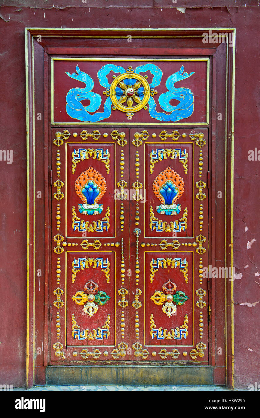 Traditionelle buddhistische Motive an Tür, Gandan Kloster, Ulaanbaatar, Mongolei Stockfoto