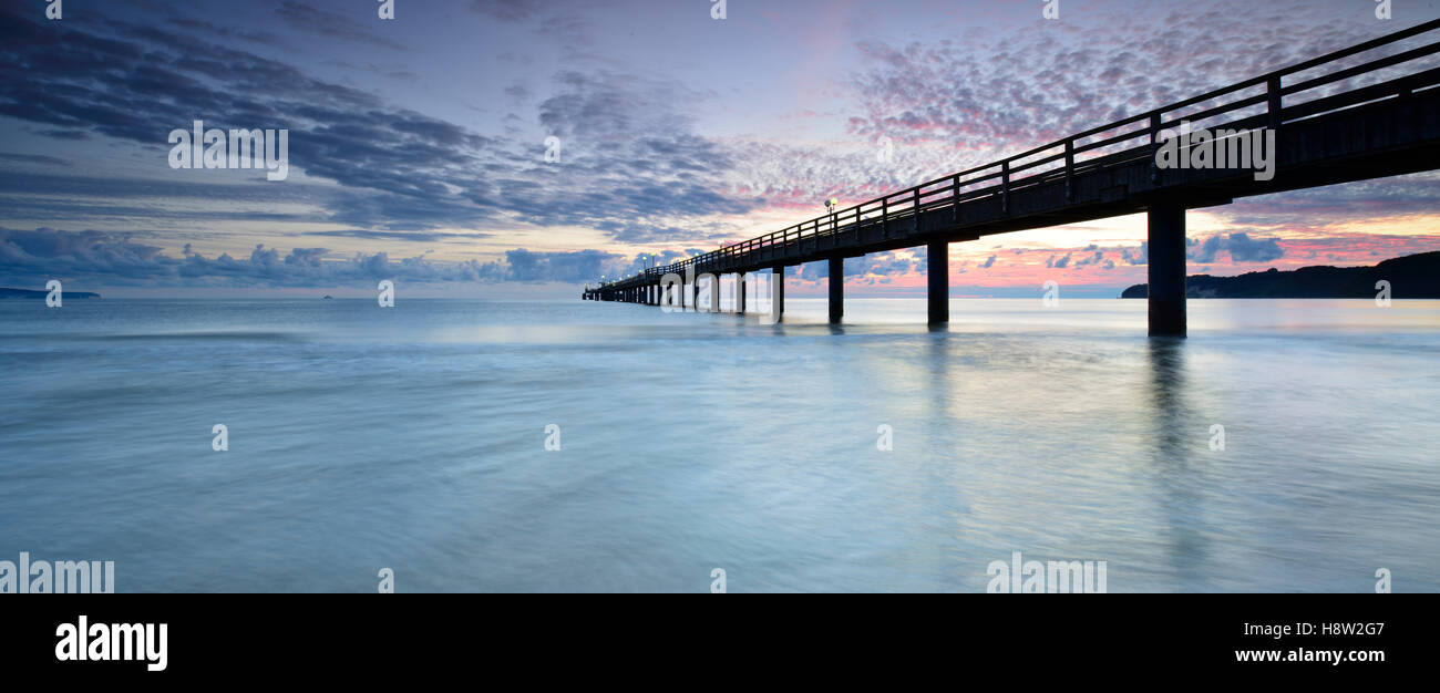 Meer-Pier in der Morgendämmerung, Seebad Binz, Rügen, Mecklenburg-Western Pomerania, Deutschland Stockfoto