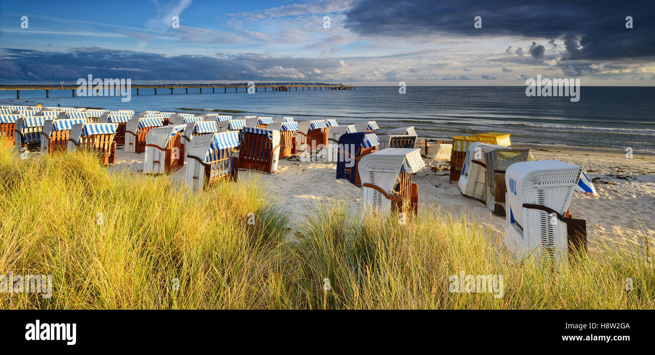 Pier und Strand liegen an der Küste, Seebad Binz, Rügen, Mecklenburg-Western Pomerania, Deutschland Stockfoto