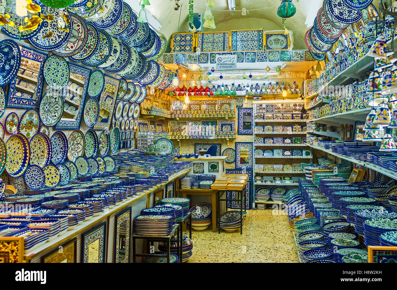 Die Töpferei im Souk El-Basar mit bunten Platten und Fliesen, mit traditionellen arabischen Mustern verziert Stockfoto Die Töpferei im Souk El-Basar mit bunten Platten und Fliesen, mit traditionellen arabischen Mustern verziert Stockfoto