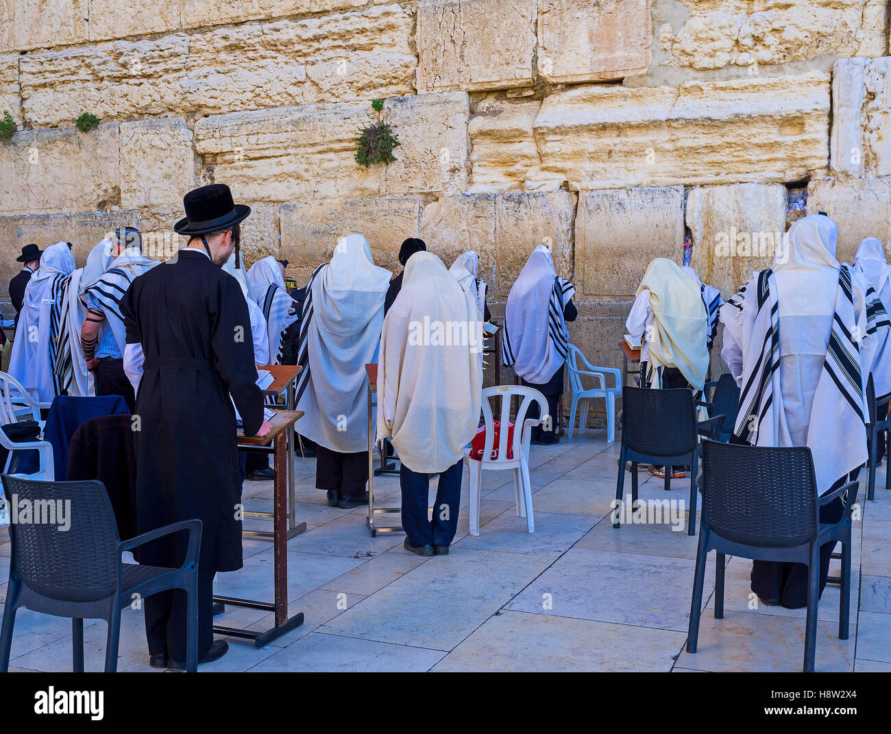 Die Hasidic orthodoxen Juden in traditioneller Kleidung und Tallits betet an der Klagemauer in Ha Kotel Square, Jerusalem, Israel. Stockfoto