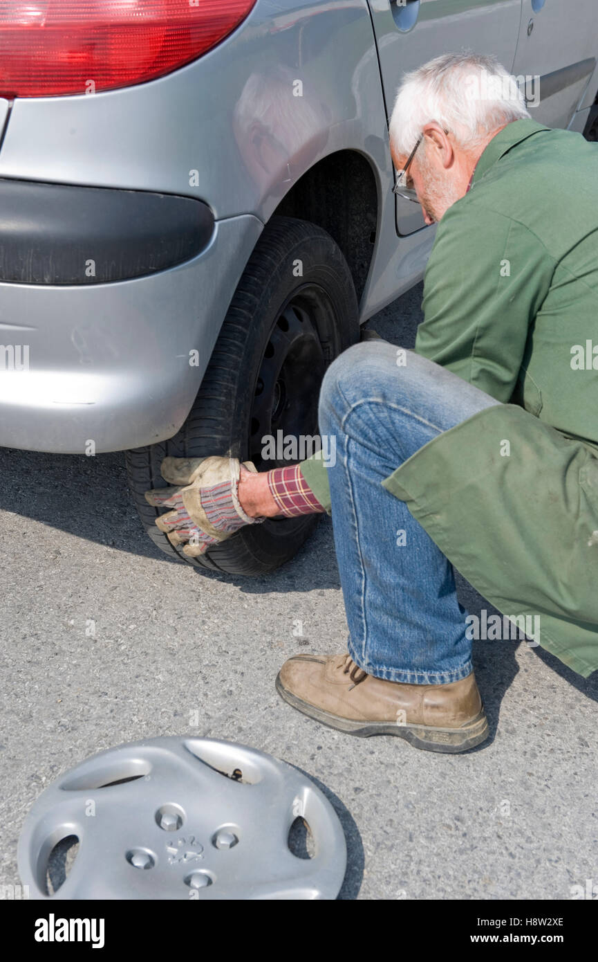 Senior, 60 +, wechselnden Reifen Stockfoto