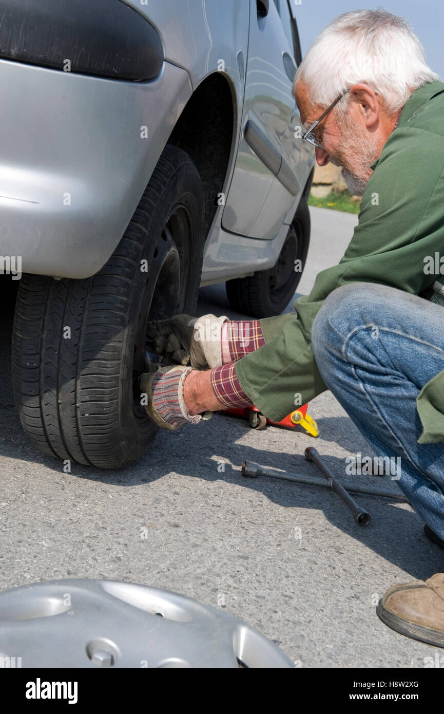 Senior, Reifen wechseln Stockfoto
