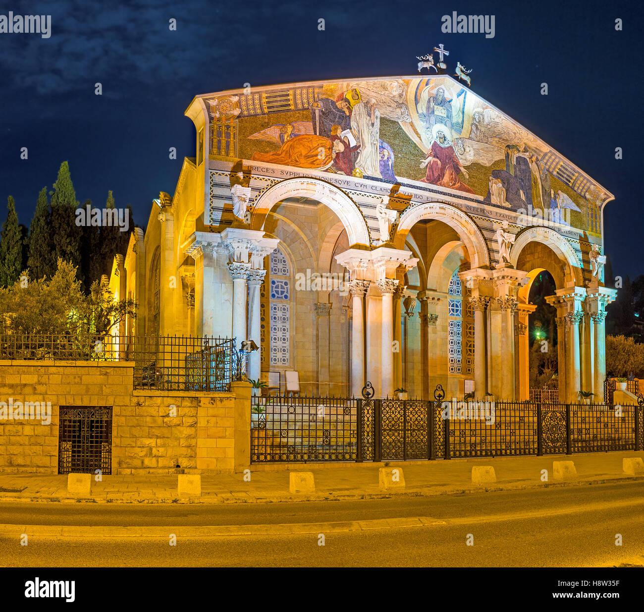 Die malerischen Fassade der Kirche aller Nationen, verziert mit wunderschönen Mosaiken in hellen Abend Lichter, Jerusalem, Israel. Stockfoto