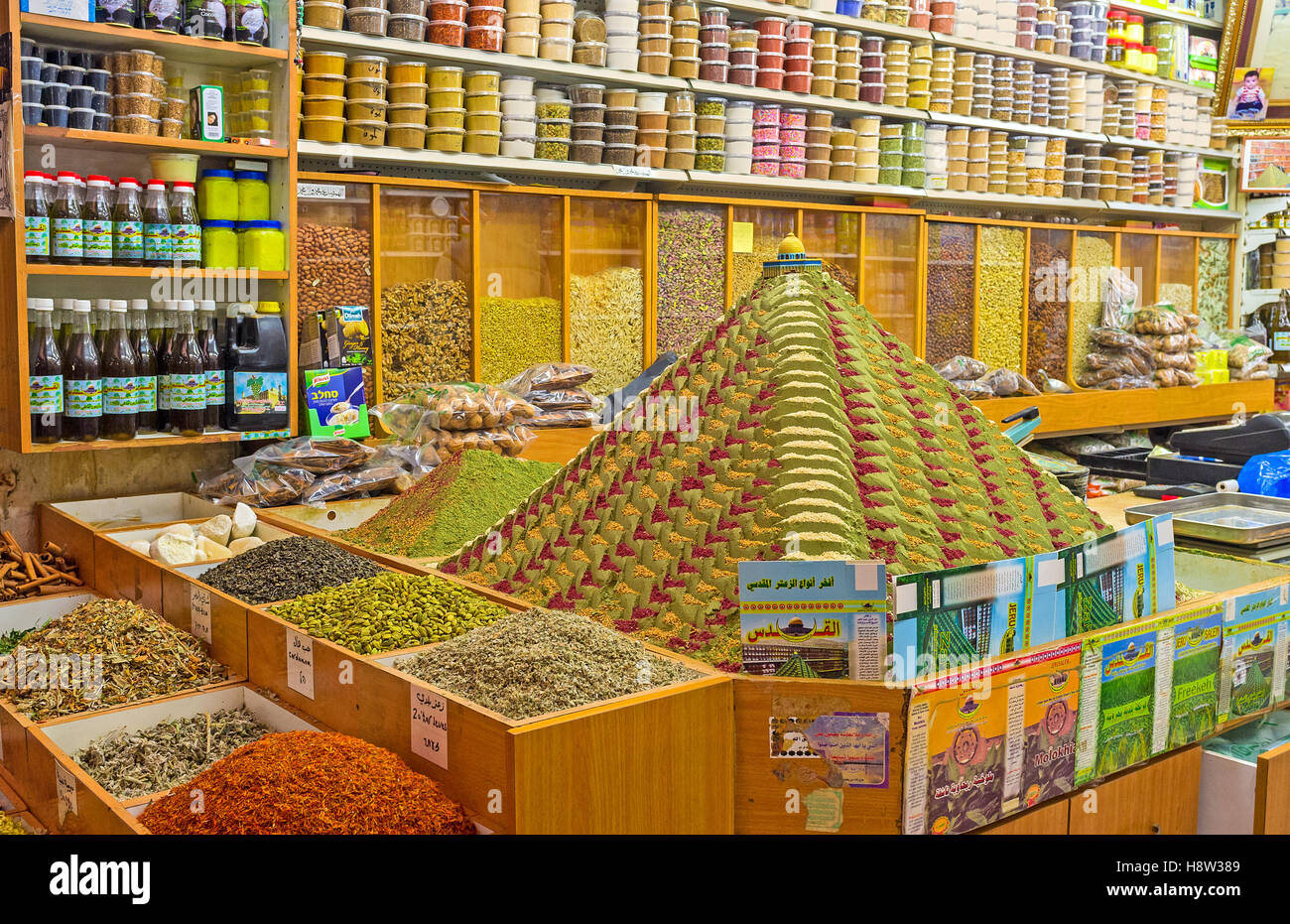 Die Pyramide von Gewürzen, garniert mit die kleine Figur von der Felsendom ist das beste marketing-Entscheidung des Gewürz-shop Stockfoto