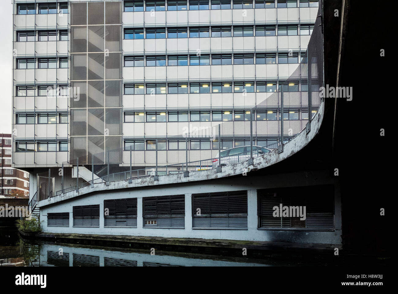 Ein unscheinbares Bürohaus am Camden Road angesehen von den Regents Canal in Camden Town, London Stockfoto