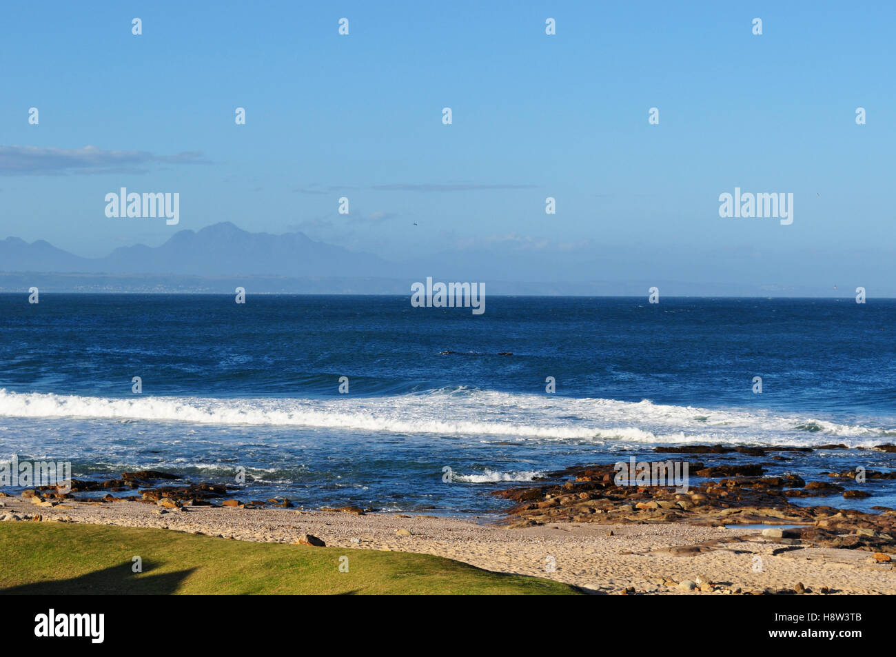Südafrika: der Strand von Mossel Bay, der Hafenstadt am südlichen Kap, entlang der Garden Route Stockfoto