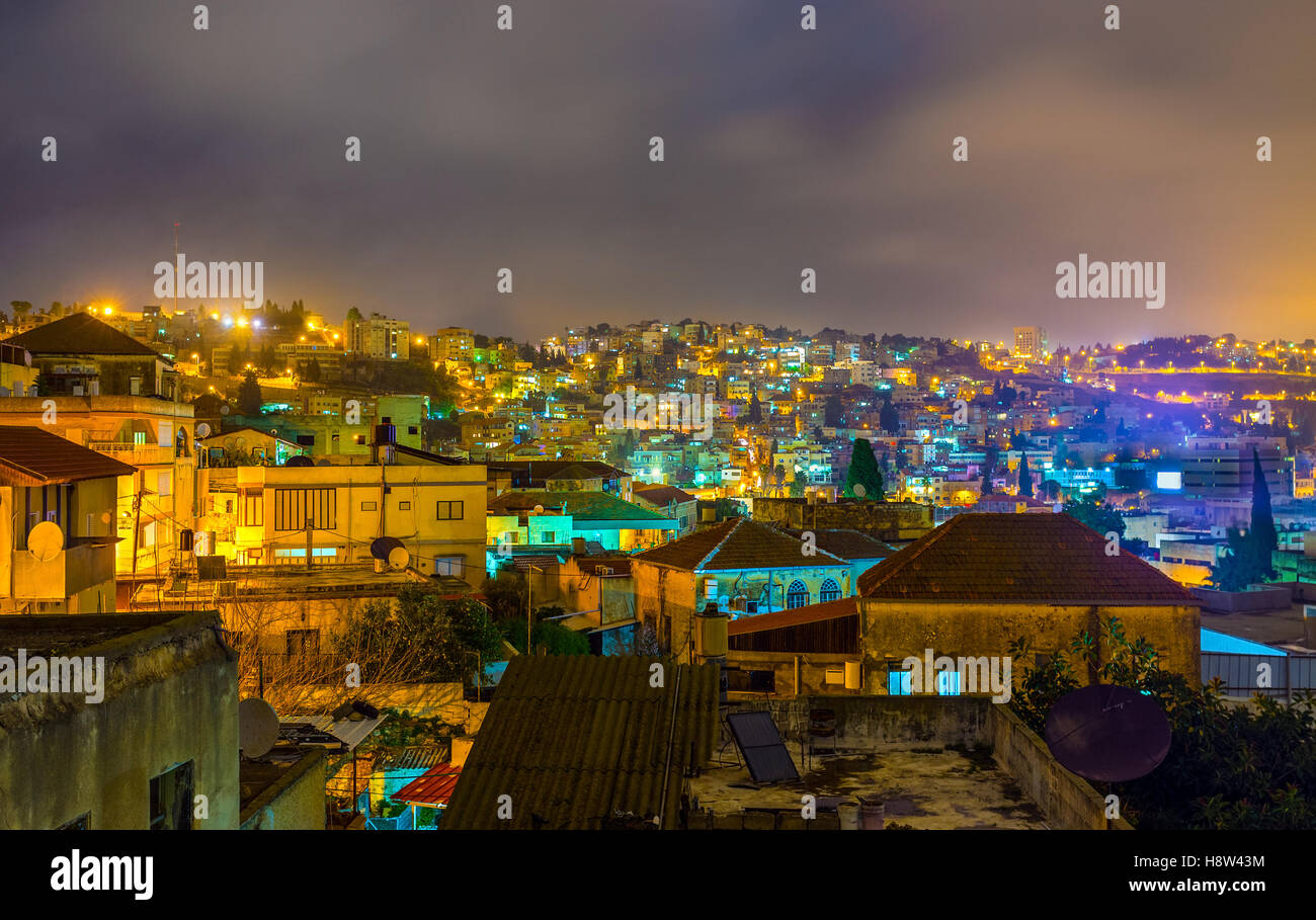 Der Blick auf die Wohngegend von Nazareth in den späten Abend, Israel. Stockfoto