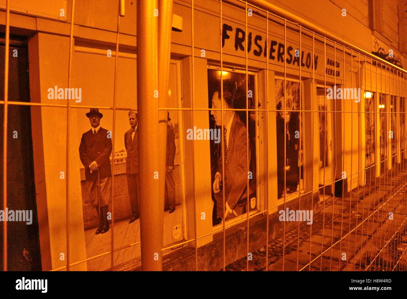 Verlorene Ehre in Bad Gastein, Österreich: Fotos von ehemaligen berühmten Gästen in den Fenstern eines einst prächtigen und jetzt verfallenden Hotels. Stockfoto