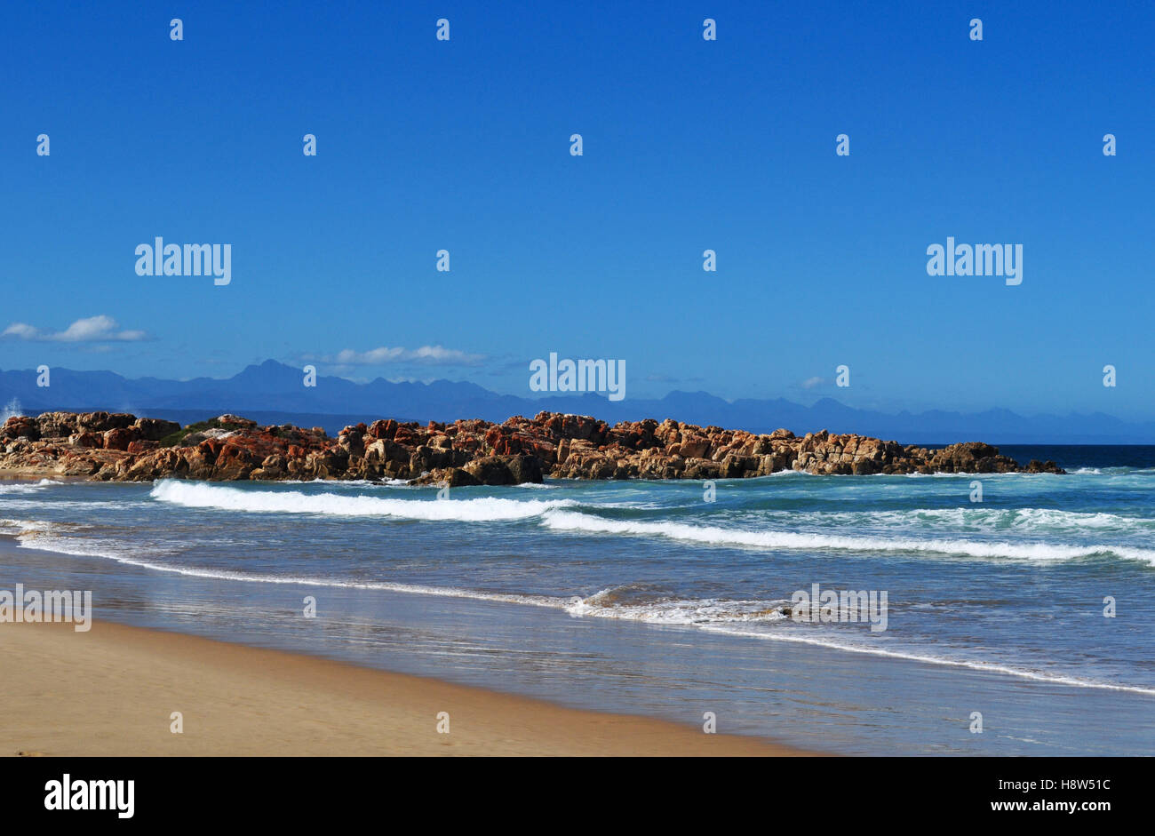 Südafrika: der Strand von Plettenberg Bay, ursprünglich unter dem Namen Bahia Formosa, einer Stadt an Südafrikas Garden Route Stockfoto